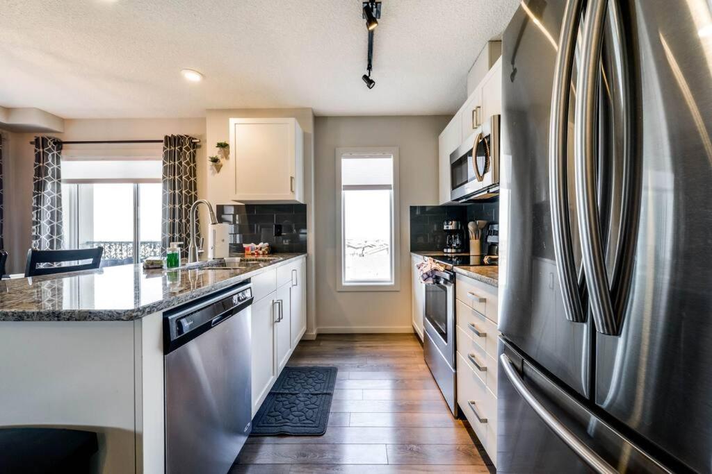 Bright Luxe Condo, Ac, Top Floor, King Bed, Balcony! Edmonton Zewnętrze zdjęcie