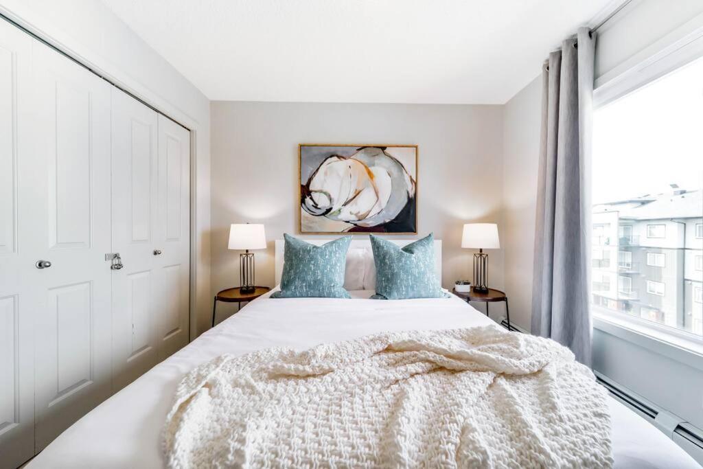 Bright Luxe Condo, Ac, Top Floor, King Bed, Balcony! Edmonton Zewnętrze zdjęcie