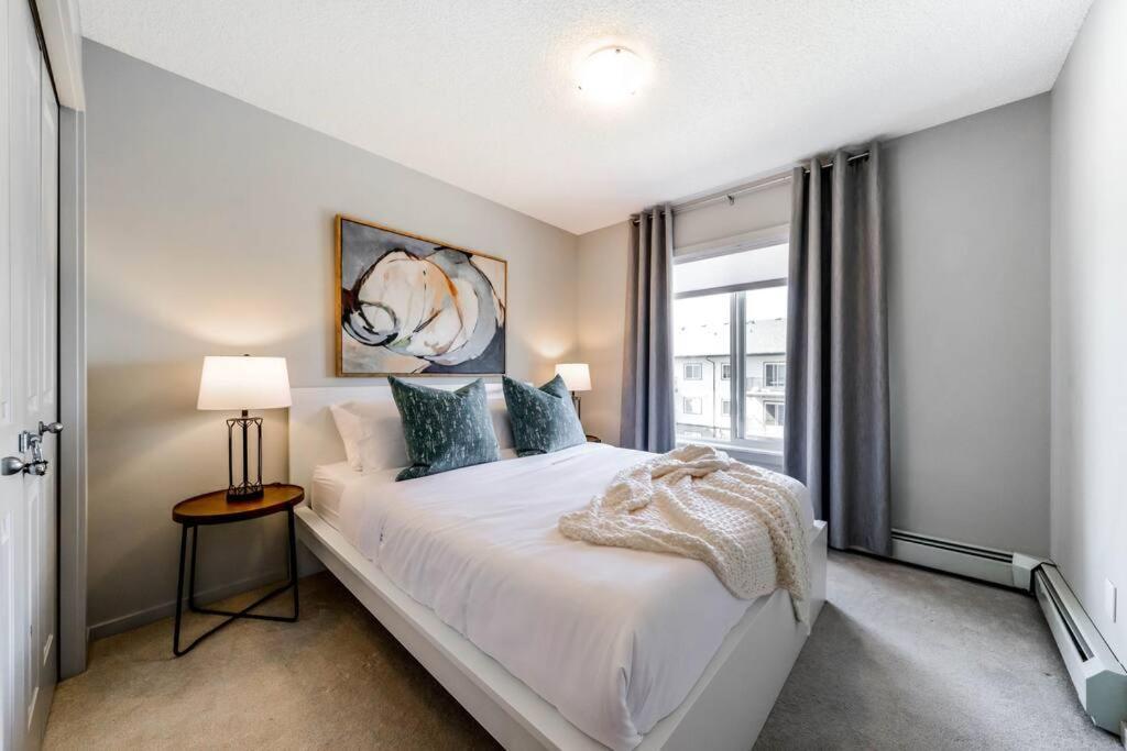 Bright Luxe Condo, Ac, Top Floor, King Bed, Balcony! Edmonton Zewnętrze zdjęcie