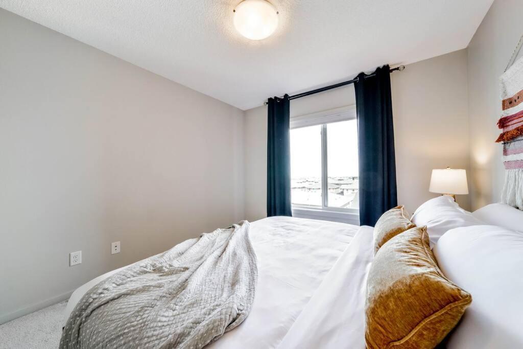 Bright Luxe Condo, Ac, Top Floor, King Bed, Balcony! Edmonton Zewnętrze zdjęcie