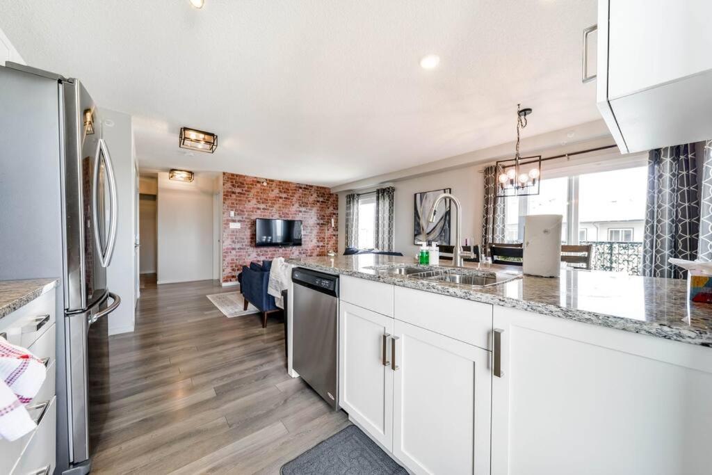 Bright Luxe Condo, Ac, Top Floor, King Bed, Balcony! Edmonton Zewnętrze zdjęcie