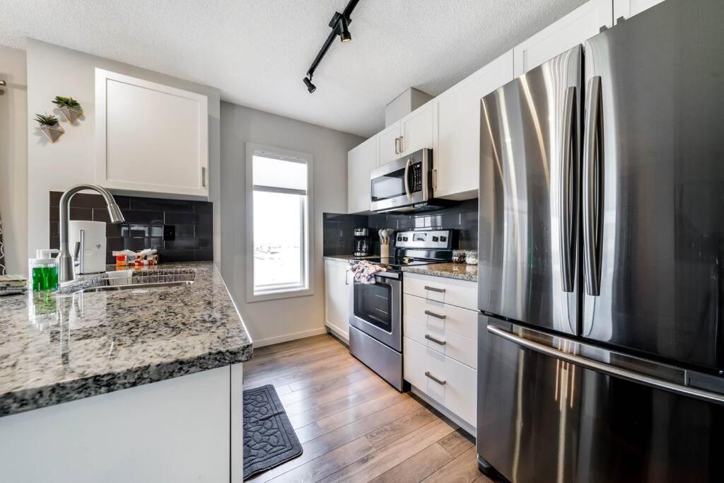 Bright Luxe Condo, Ac, Top Floor, King Bed, Balcony! Edmonton Zewnętrze zdjęcie