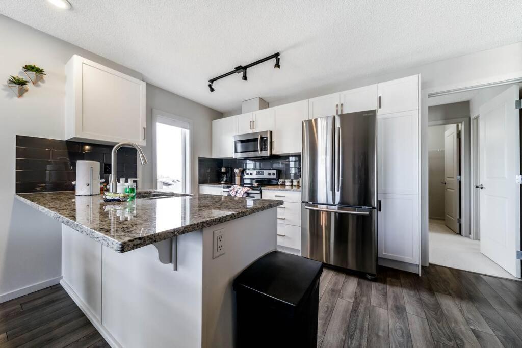 Bright Luxe Condo, Ac, Top Floor, King Bed, Balcony! Edmonton Zewnętrze zdjęcie