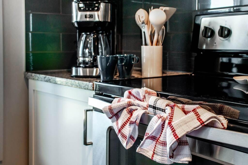 Bright Luxe Condo, Ac, Top Floor, King Bed, Balcony! Edmonton Zewnętrze zdjęcie