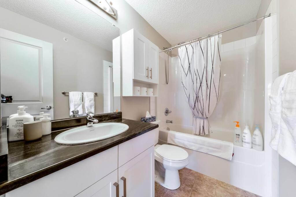 Bright Luxe Condo, Ac, Top Floor, King Bed, Balcony! Edmonton Zewnętrze zdjęcie