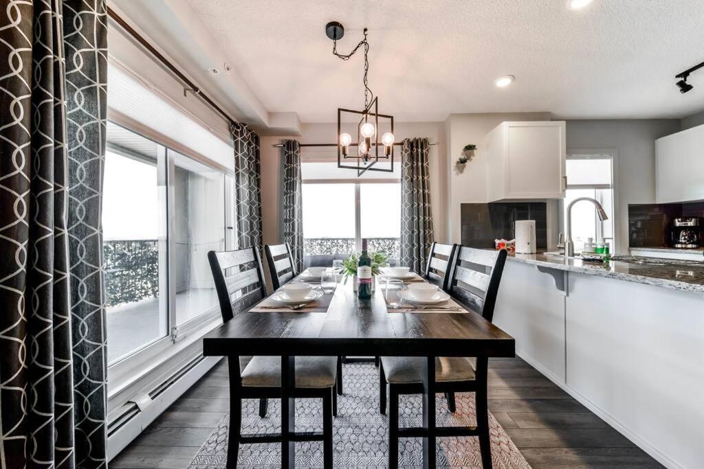 Bright Luxe Condo, Ac, Top Floor, King Bed, Balcony! Edmonton Zewnętrze zdjęcie