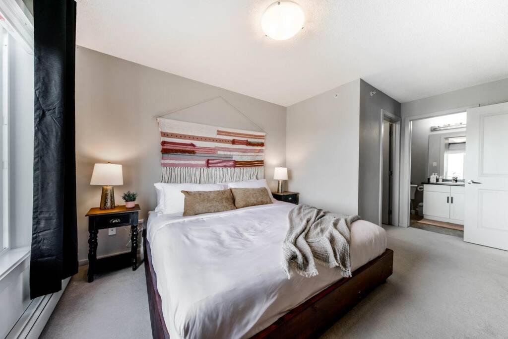 Bright Luxe Condo, Ac, Top Floor, King Bed, Balcony! Edmonton Zewnętrze zdjęcie