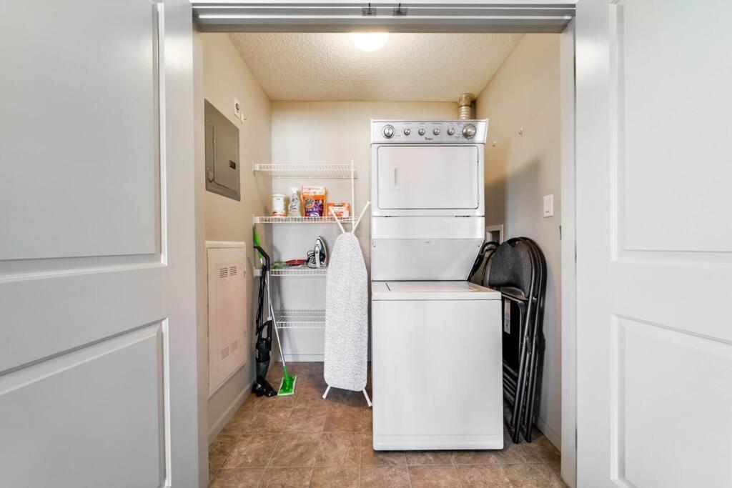 Bright Luxe Condo, Ac, Top Floor, King Bed, Balcony! Edmonton Zewnętrze zdjęcie